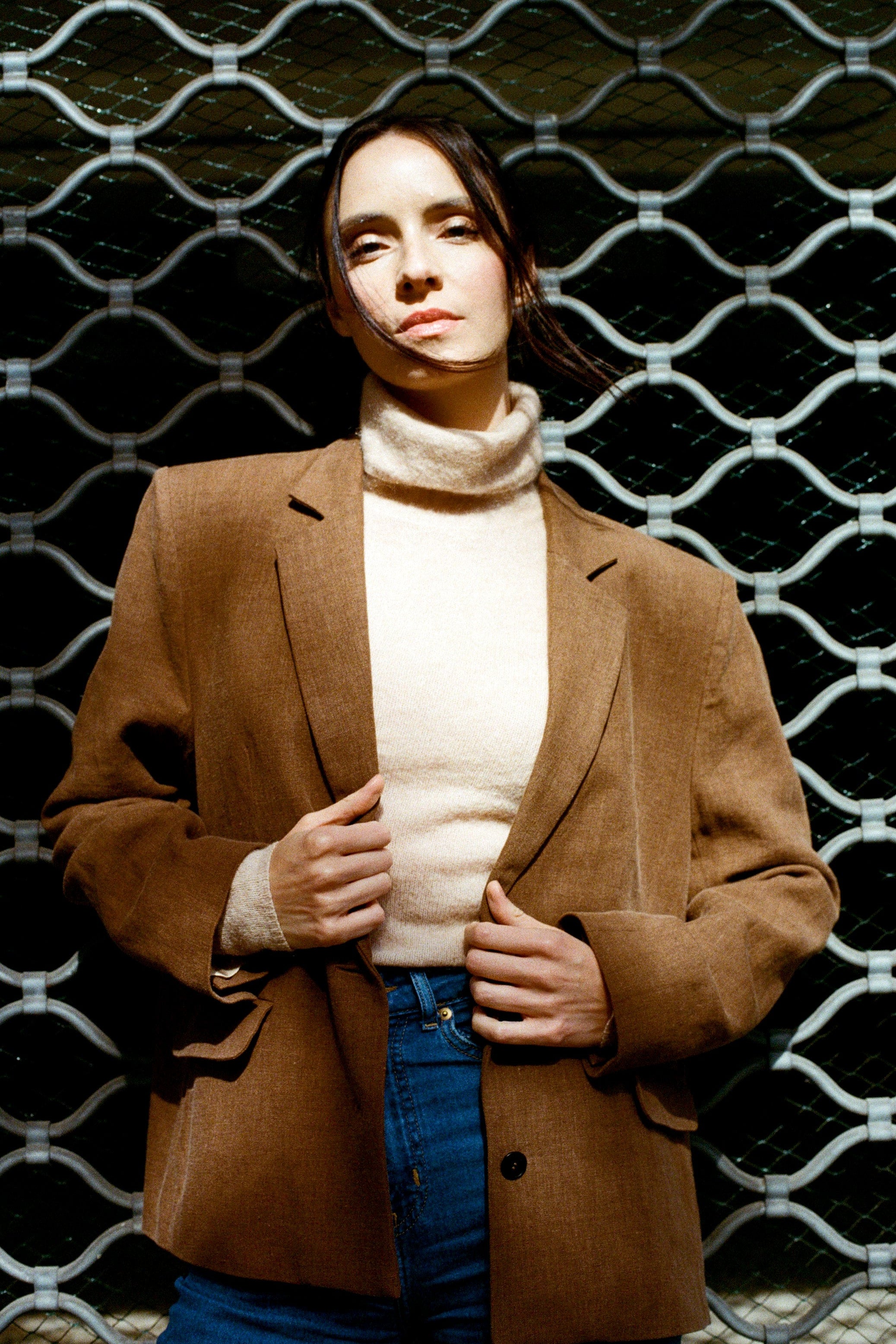 Tan blazer worn open for a relaxed look, relaxed wool blazer with roomy shoulders and a boxy silhouette, tailored wool jacket ideal as an autumn wool blazer