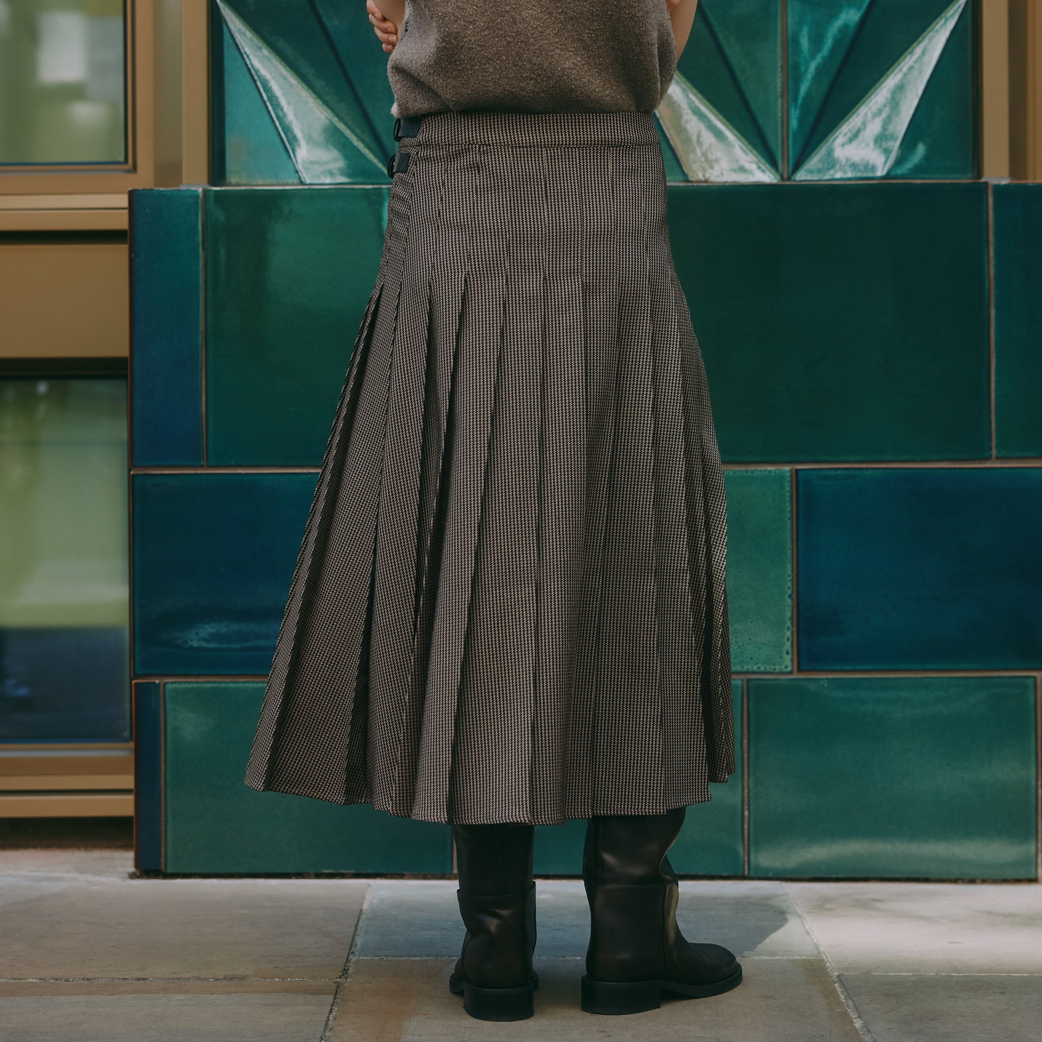 Houndstooth pleated skirt in heritage check pattern, featuring a fitted waist and structured pleats, perfect for timeless autumn style.