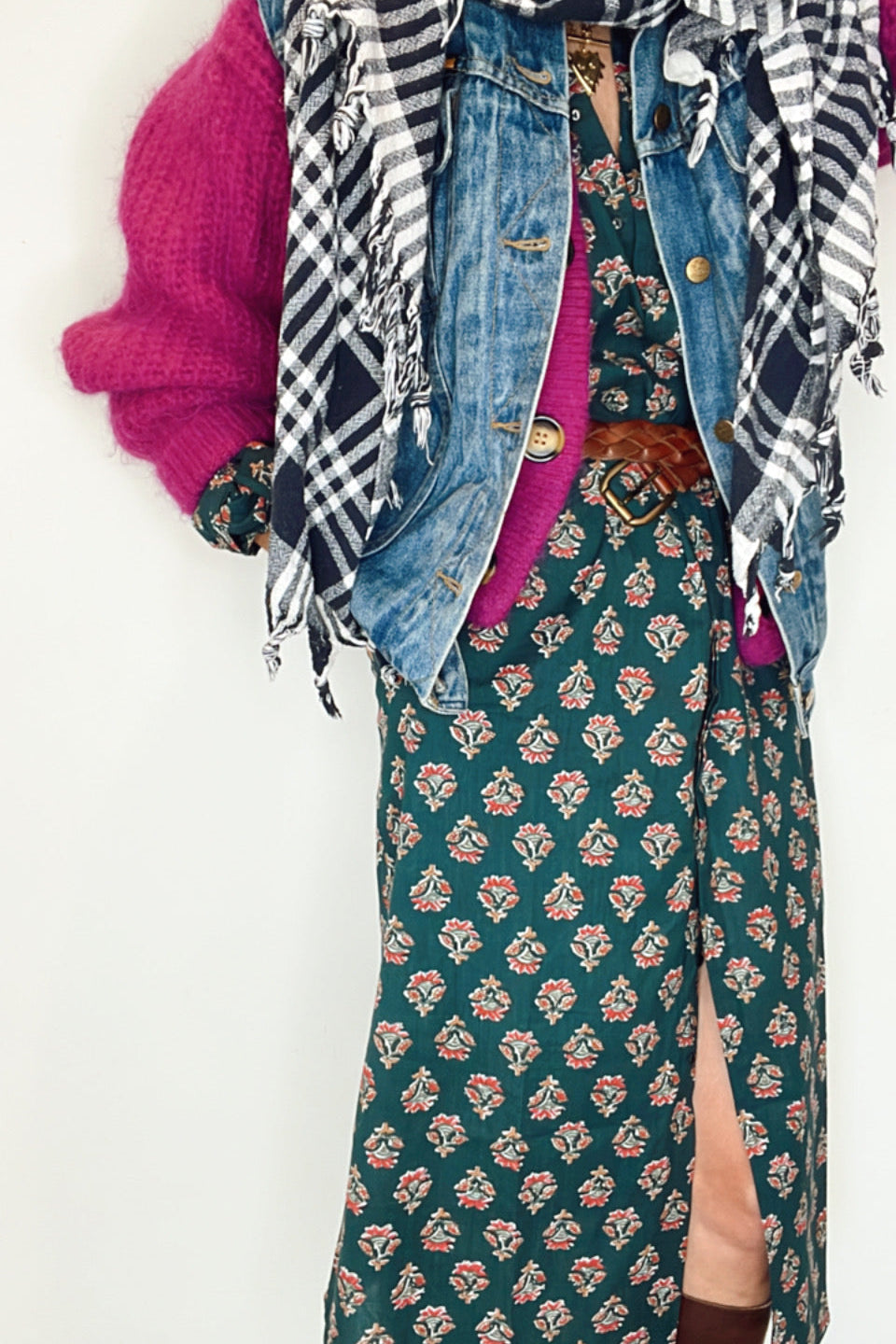 Flowing a-line floral summer shirt dress with balloon sleeves and button closure.