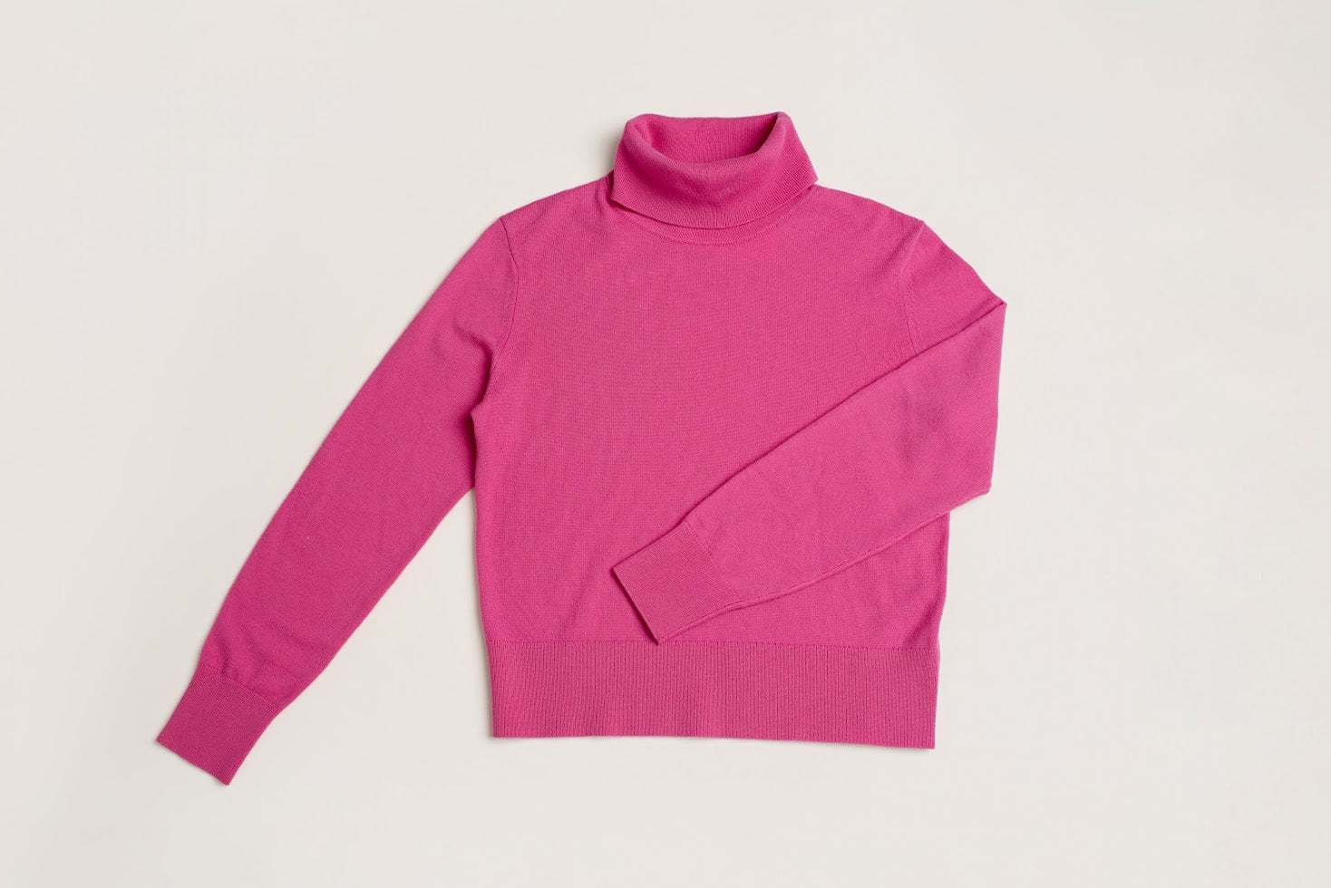 Cropped peonie pink wool cashmere jumper with ribbed roll neck detailing