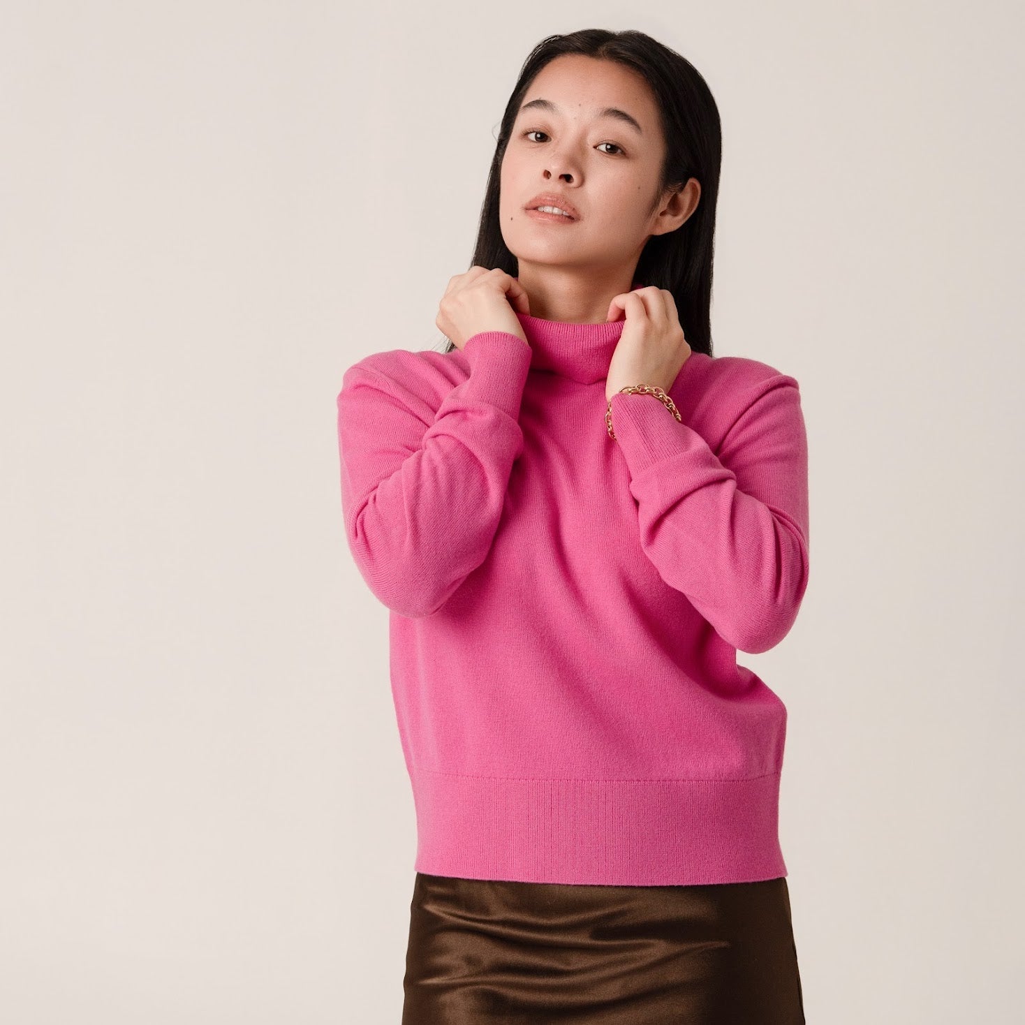 Soft pink fine knit turtleneck jumper in cropped wool cashmere blend