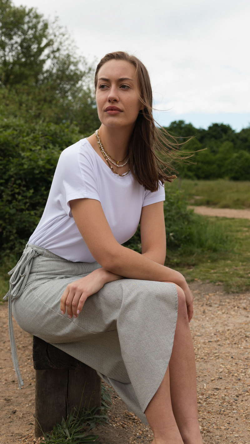 The perfect white t-shirt, comfortable with a flattering fit. The relaxed fit looks as good tucked into a pair of jeans as it does layered.   The Classic Tee by Onesta is made of a Tencel™, organic cotton and spandex blend. The all-in-one construction method not only helps to give an effortless drape when worn but also reduces production waste when cutting.  Made in Wales by Onesta. 